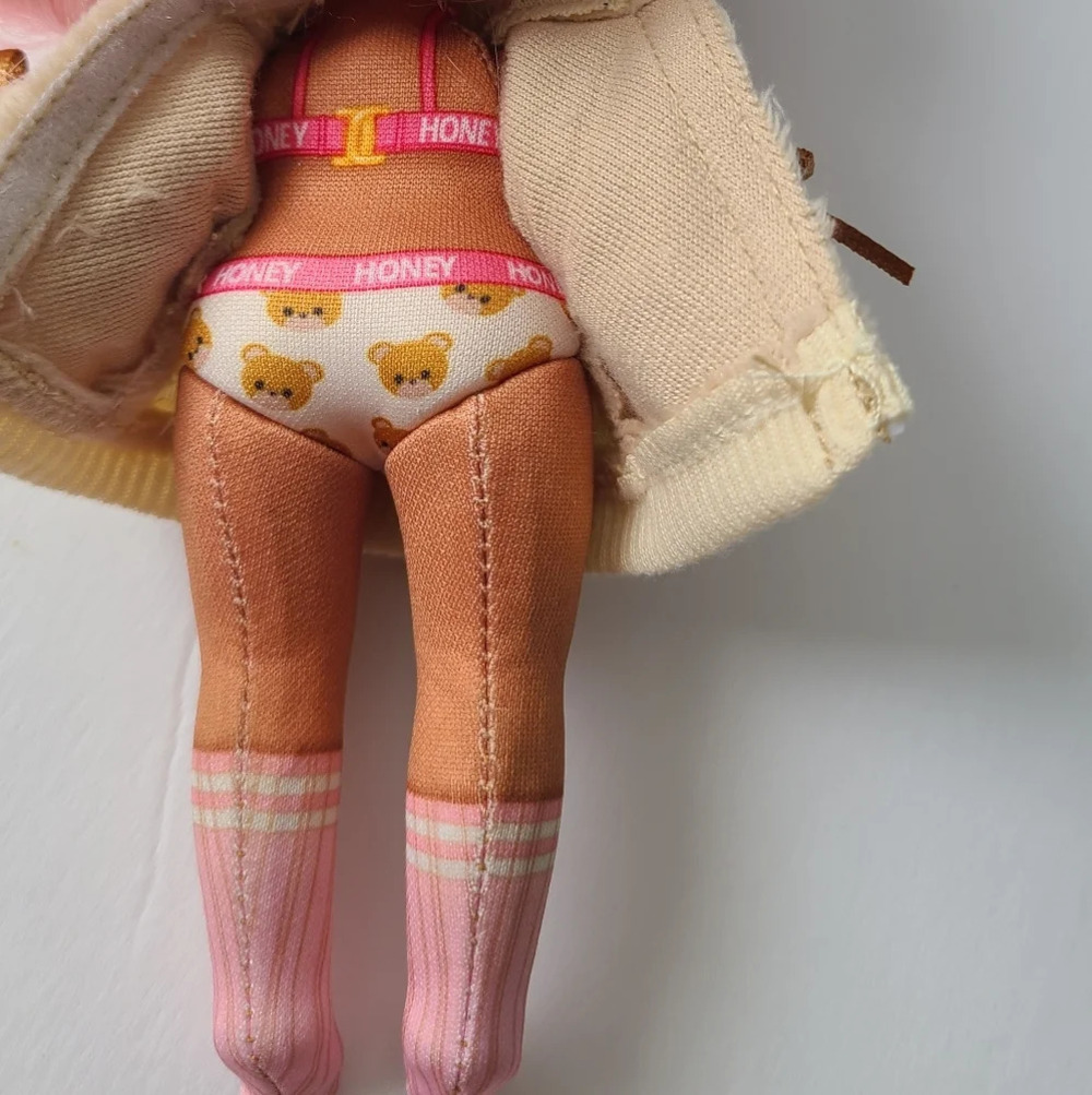 Na Na Na Surprise Sarah Snuggles doll series 1 size 9 in. - Picture 6 of 8